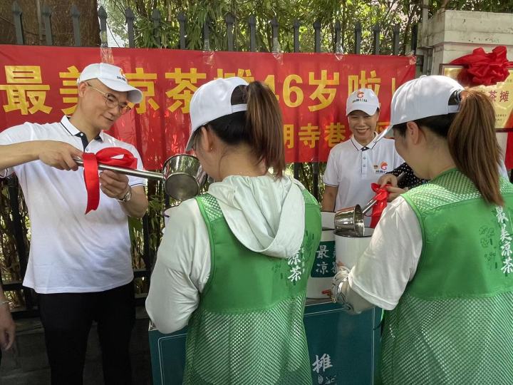 頭伏第一天，陪伴杭州人46年的“最美涼茶攤”準時出攤_fororder_1689060296460_64ad03c832e8f5000153312e