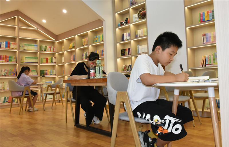 石家荘市裕華區：公園內の図書室が學生たちの夏の新スポットに_fororder_圖片2