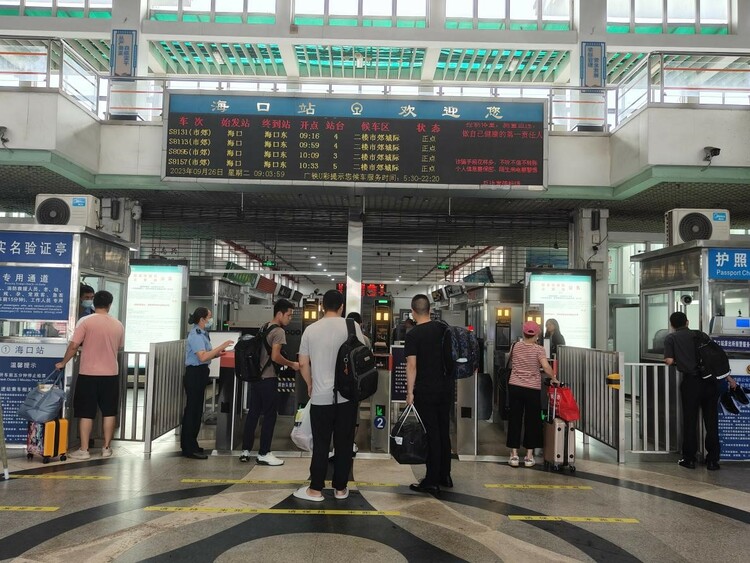 海南鐵路“兩節”假期運輸27日啟動 最高日開行旅客列車109對_fororder_1