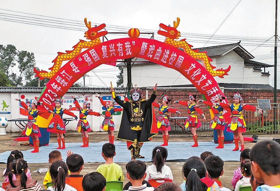 昭通綏江：送戲下鄉進校園