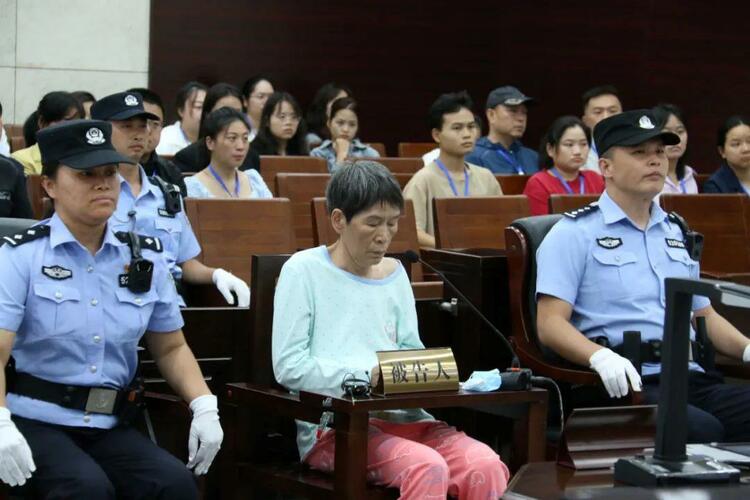 貴陽中院一審宣判“人販余華英拐賣11名兒童”案：判處死刑