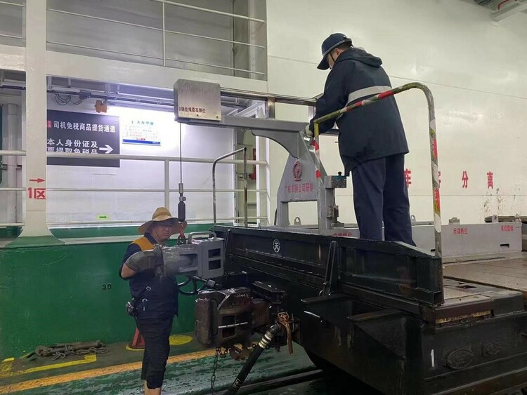 首套粵海輪渡過渡車鉤換裝裝置投入使用 列車過海準備時間將縮短30%_fororder_3