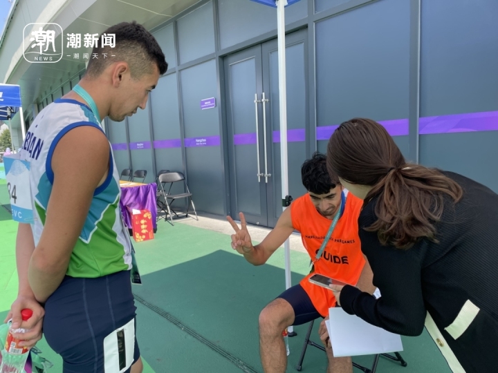 100米他們跑了31.89秒 觀眾席上響起熱烈的掌聲