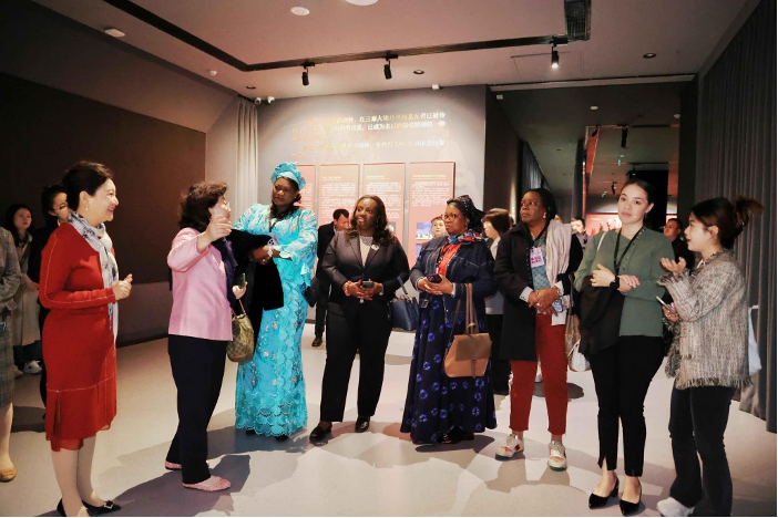 Ambassadors' Wives Visit Century-Old Yisu Theater, Get a Taste of Shaanxi Culture_fororder_圖片 3