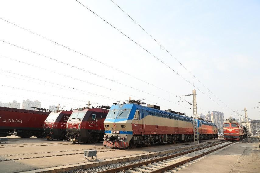 To the Train "Emergency Room" and Neighbouring "4S Store" - Ambassadors' Wives Had an Immersive Learning Trip of the "Steel Man and Iron Horse"_fororder_圖片5