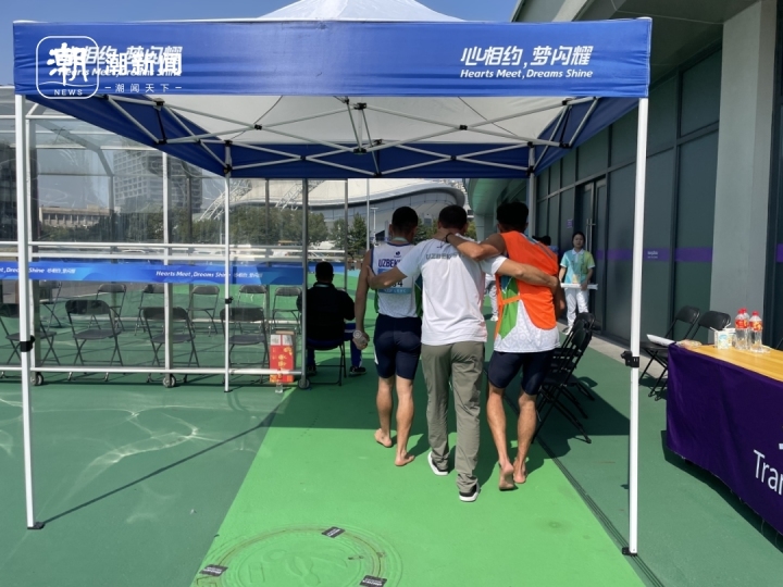 100米他們跑了31.89秒 觀眾席上響起熱烈的掌聲