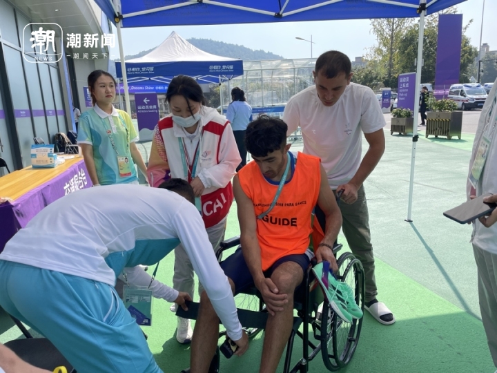 100米他們跑了31.89秒 觀眾席上響起熱烈的掌聲
