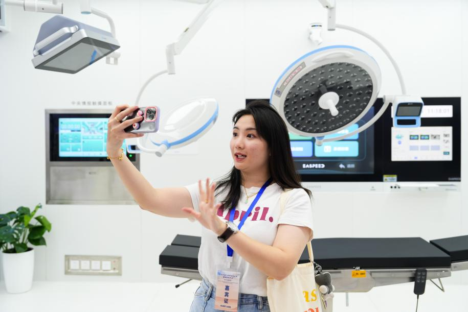 Sintiendo la mezcla de modernidad y tradición, blogueros influyentes extranjeros experimentan "La historia de Hefei"_fororder_圖片2