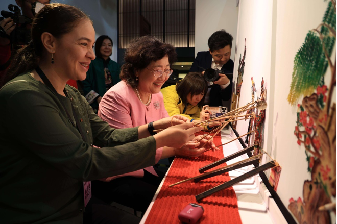 Ambassadors' Wives Visit Century-Old Yisu Theater, Get a Taste of Shaanxi Culture_fororder_圖片 4