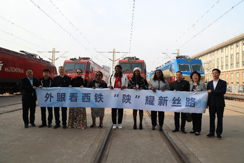 To the Train "Emergency Room" and Neighbouring "4S Store" - Ambassadors' Wives Had an Immersive Learning Trip of the "Steel Man and Iron Horse"_fororder_圖片4