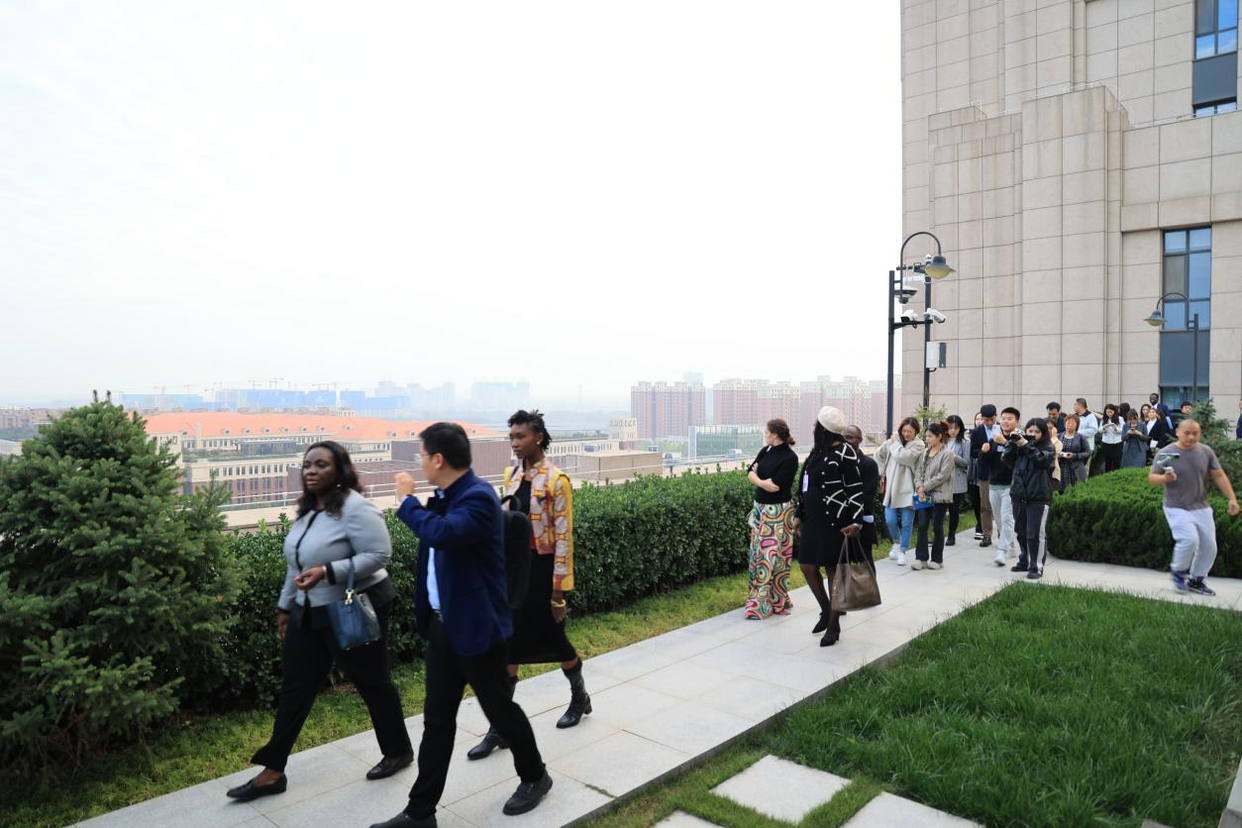 Belle découverte ! Les épouses des ambassadeurs ont visité le port d'innovation « sans mur » de l'Université Jiaotong de Xi'an_fororder_圖片3
