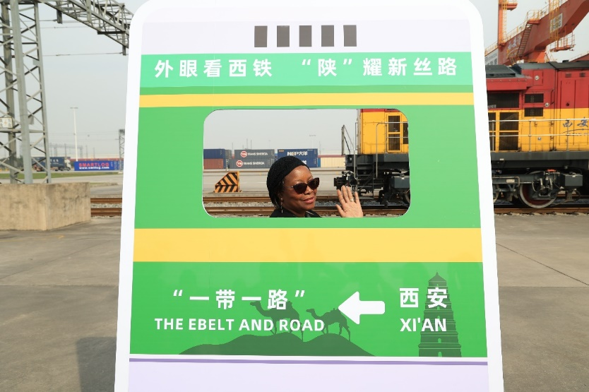 Visite de la station du port international de Xi'an : les épouses des ambassadeurs en Chine envisagent la nouvelle décennie de la Route de la Soie_fororder_圖片2