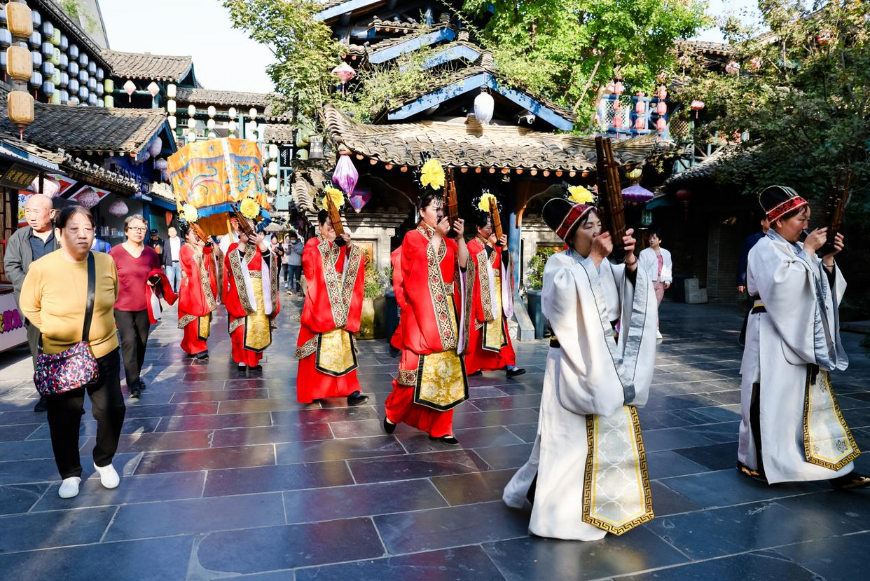 Les épouses des ambassadeurs étrangers visitent la Rue au bord de l'eau de Zhouzhi (Rue Zhouzhishuijie) pour découvrir la fusion de l'histoire et de la modernité_fororder_圖片19