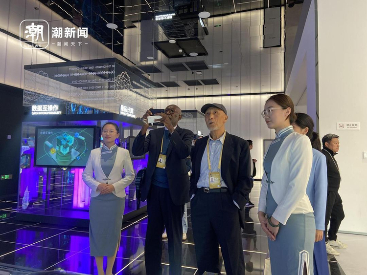 在烏鎮世界互聯網科技館，兩位“互聯網之父”的共同打卡點