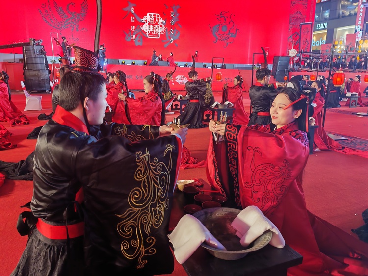 湖南長沙重現“大漢婚典”29對新人“穿越千年”履行周禮婚制_fororder_微信圖片_20231203101923