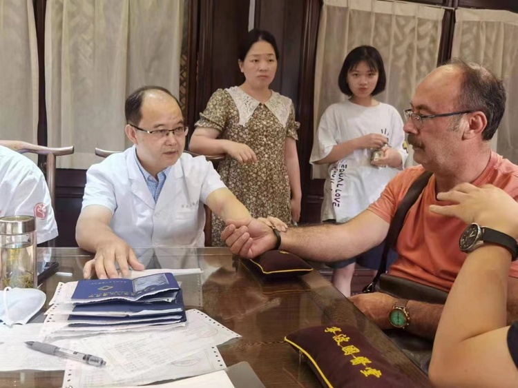 浙江故事｜王邦才：傳承中醫智慧 守護健康人生_fororder_微信圖片_20240102153847
