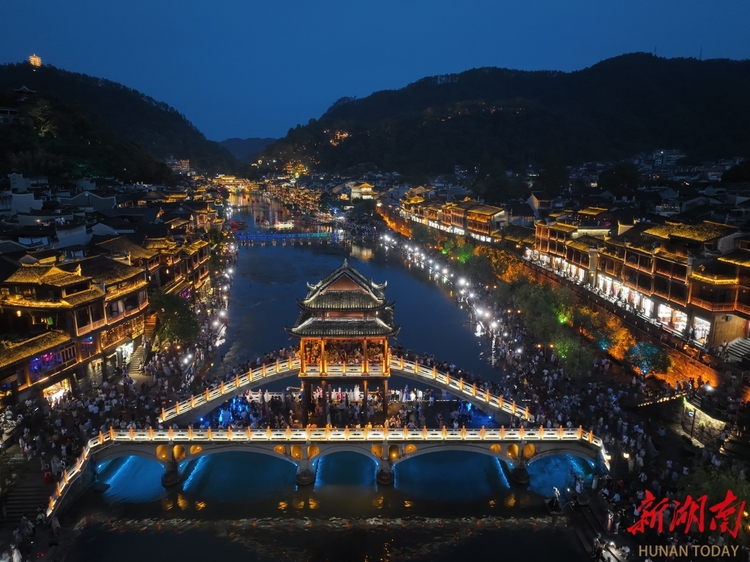 鳳凰古城旅遊區確定為國家5A級旅遊景區