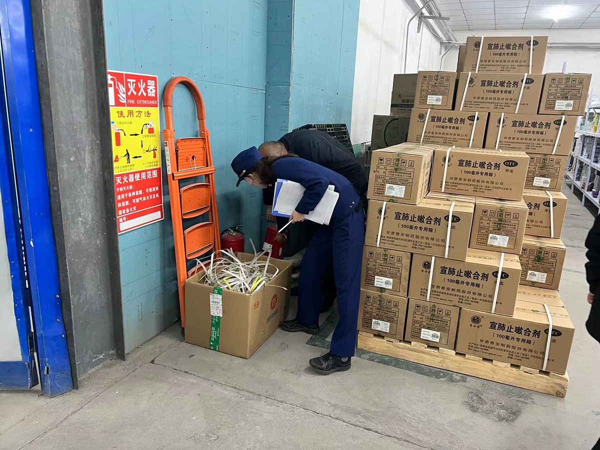 蘭州消防“五進”宣傳進企業 築牢安全“防火牆”_fororder_消防監督員檢查廠庫房是否違規生産儲存