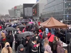 總臺記者直擊丨俄羅斯全國哀悼日 民眾冒雨獻花悼念恐襲案遇難者