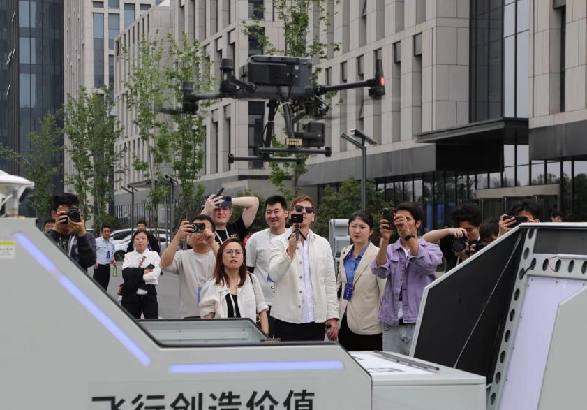 Interconexión digital, “Shaanxi” brilla en la Ruta de la Seda  Los influyentes extranjeros de Internet emprenden su viaje digital por Xi'an_fororder_圖片4