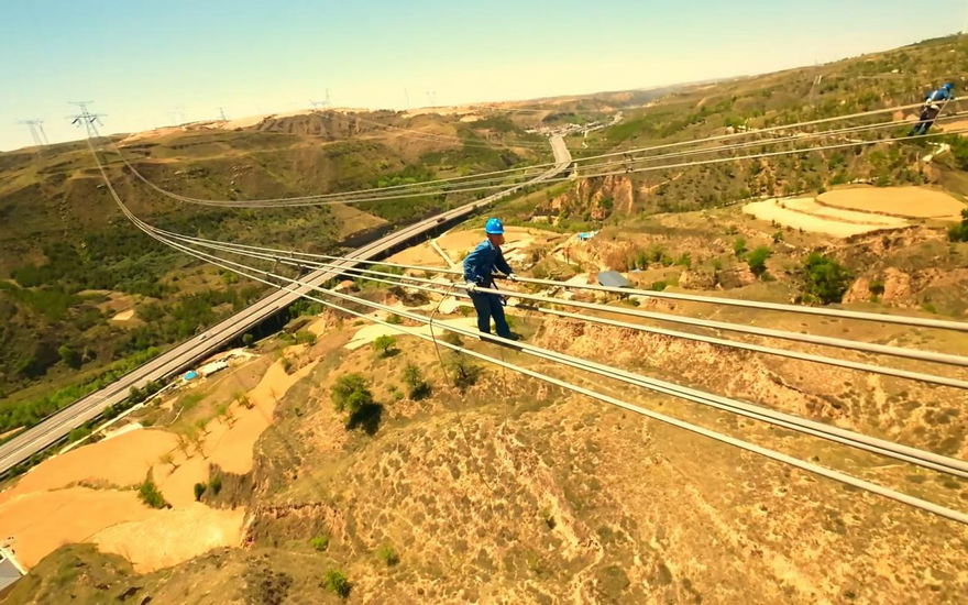 Photos | State Grid Shaanxi Electric Power Bolsters Spring Inspections on Grid for a Reliable Supply During Summer_fororder_圖片4