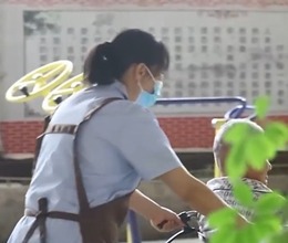 勞動者之歌丨做失智老人的“女兒”9年 她説自己愛上了這份工作