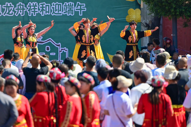 新疆烏蘇：千人共跳民族舞 旱地龍舟迎端午