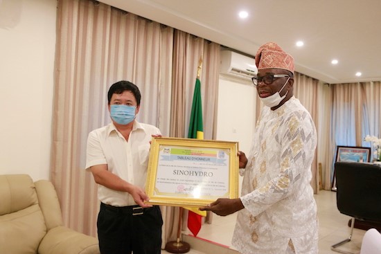 High-Quality Collaboration in B&R Initiative: POWERCHINA Empowers Benin_fororder_頒發嘉獎令