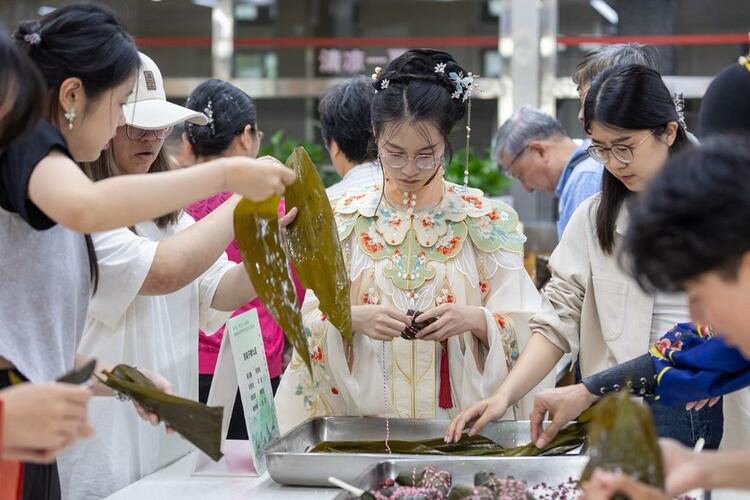 大學校園裏體驗端午傳統文化