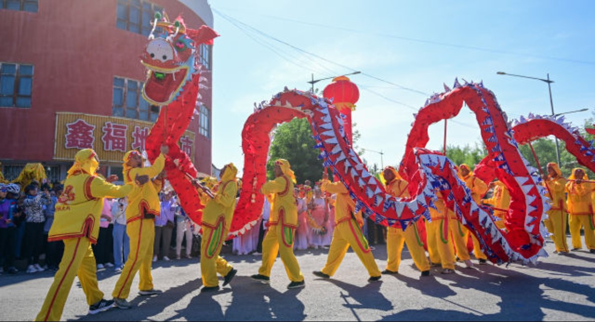 新疆烏蘇：千人共跳民族舞 旱地龍舟迎端午