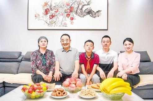 長城花園社區居民趙守成：  “總書記到我家，一席話説得我們心裏暖暖的”_fororder_趙0