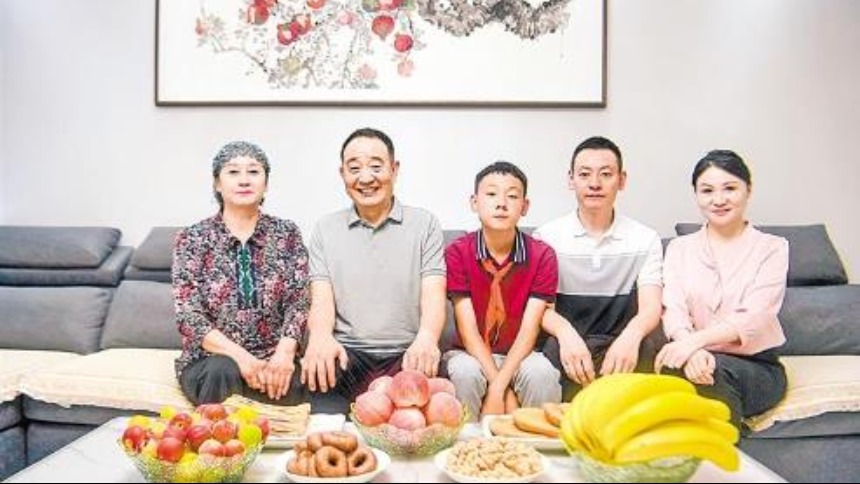 長城花園社區居民趙守成：  “總書記到我家，一席話説得我們心裏暖暖的”