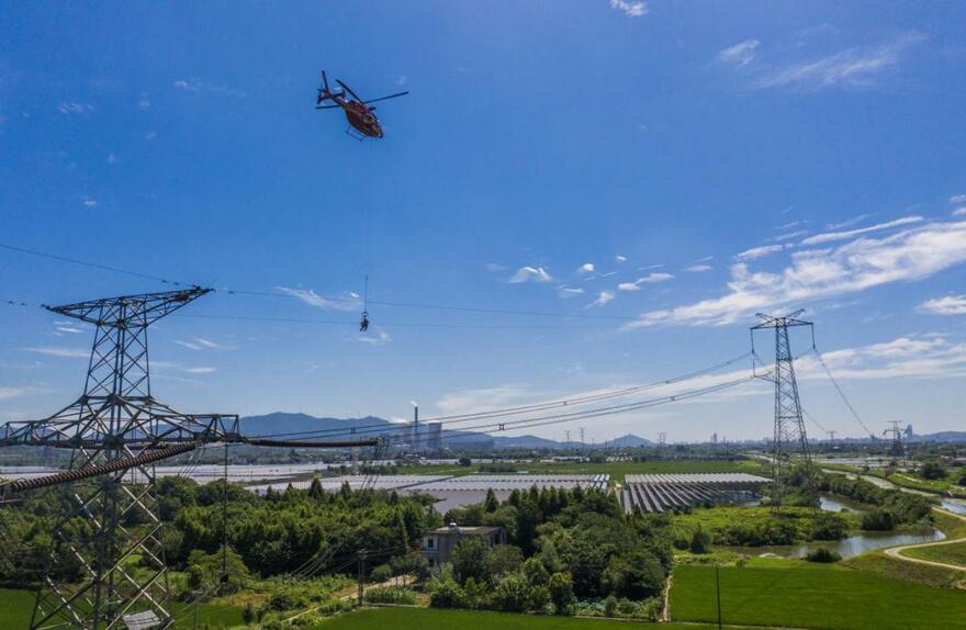 Helicopter Live-line Patrols Safeguard Energy Transmission 'Arteries'_fororder_helicopter
