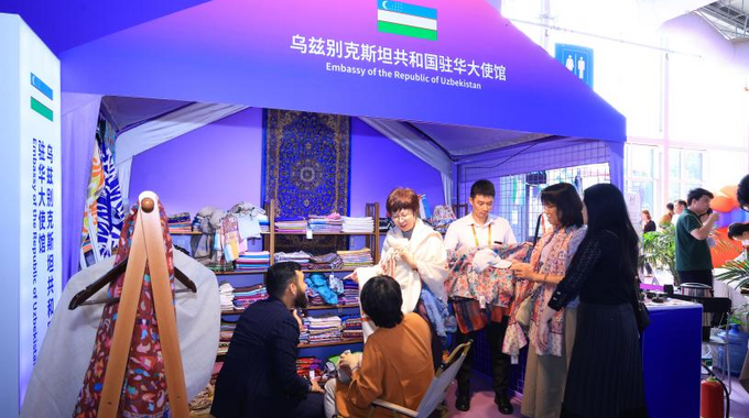 Enjoy Customs of Various Countries, Colorful Goods Attract Visitors to Linger_fororder_圖片8