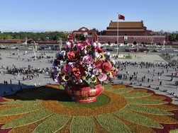 “像一個大蛋糕，又像一串串腳印”——天安門廣場國慶花壇裏的“時代印記”