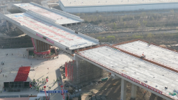 天津興港高速首座跨鐵轉體橋轉體成功