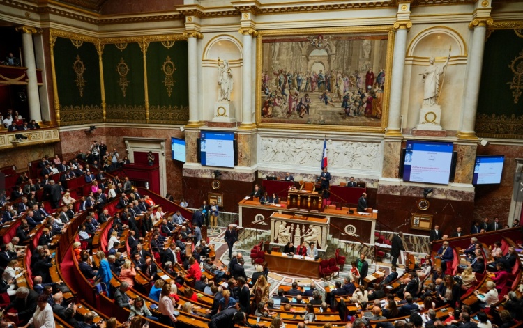 全球媒體聚焦 | 英媒：法國總理支持暫停馬克龍養老金改革以挽救政府
