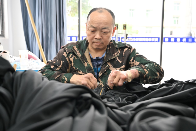 全國助殘日丨單手繡“華服” 情暖助殘路_fororder_4