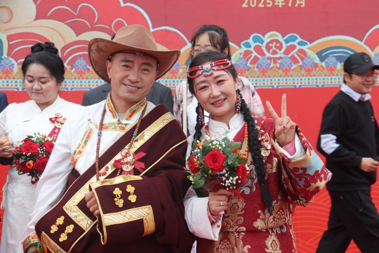 2025甘南州草原集體婚禮在桑科草原圓滿舉行 50對新人共譜幸福篇章_fororder_4