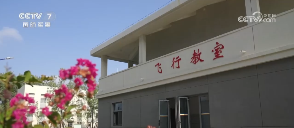 探訪閱兵訓練場 | 空中梯隊：突出實戰標準 以戰鬥姿態進入參閱狀態