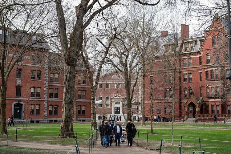 特朗普威脅停止向哈佛大學撥款 要求校方提供國際學生名單
