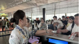 天津航空錦繡乘務組暑運紀實：  用愛與責任書寫暑運新答卷