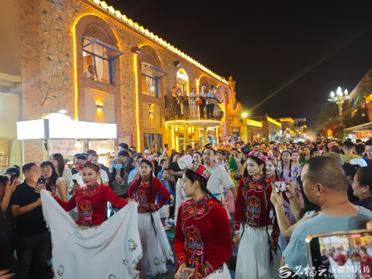 新疆是個好地方丨阿勒屯古街八方商戶紮根多