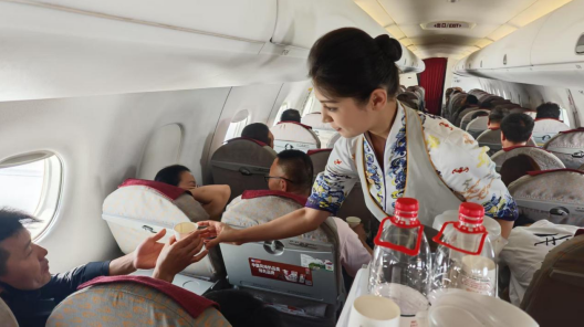 天津航空錦繡乘務組暑運紀實：  用愛與責任書寫暑運新答卷_fororder_圖片17