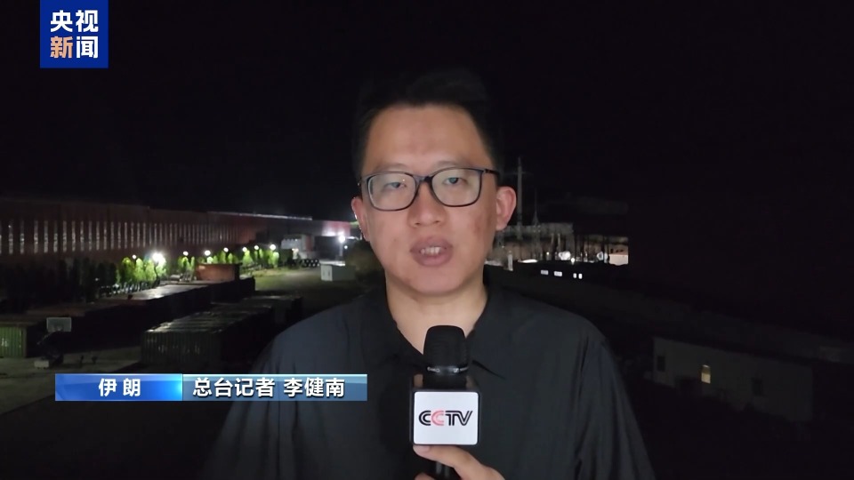 總臺現場直擊丨遭襲的伊朗國家電視臺大樓墻體焦黑 碎片散落一地