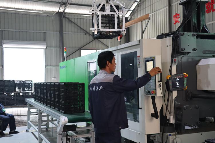 天水清水：蘋果産業鏈加速完善 特色産業賦能鄉村振興_fororder_工人們正在生産線上忙碌_AI看圖