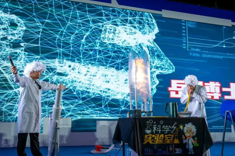蘭州新區“科技之夜”：一場點燃科技熱情的夢幻盛宴_fororder_科學實驗表演