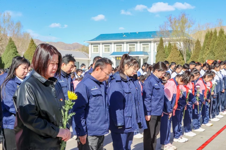 石嘴山：線上線下同赴“紀念碑下的思政課”