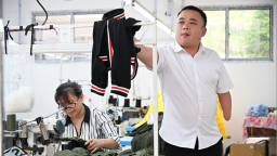 全國助殘日丨單手繡“華服” 情暖助殘路