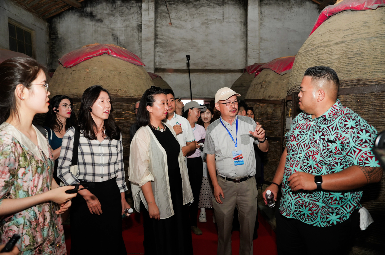 Diplomáticos extranjeros en China, procedentes de una decena de países se reúnen en Liulin (Shaanxi) para descubrir la herencia cultural milenaria del baijiu_fororder_圖片3
